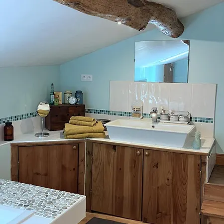 La Cachette De Beaumont Bed and Breakfast